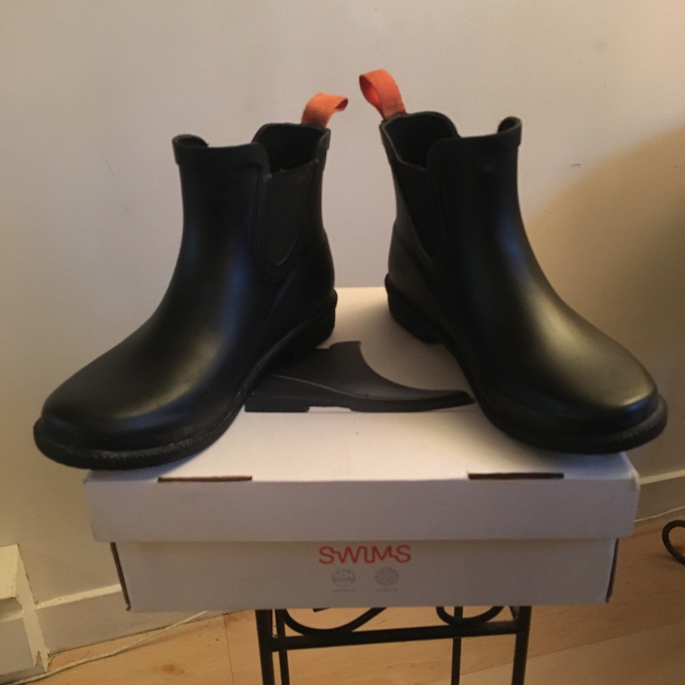 Black Swims Rain Booties size 7